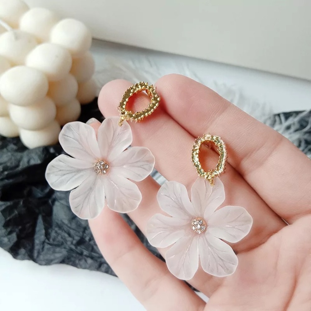 🌟 White big acrylic earrings - Picture 3 of 3